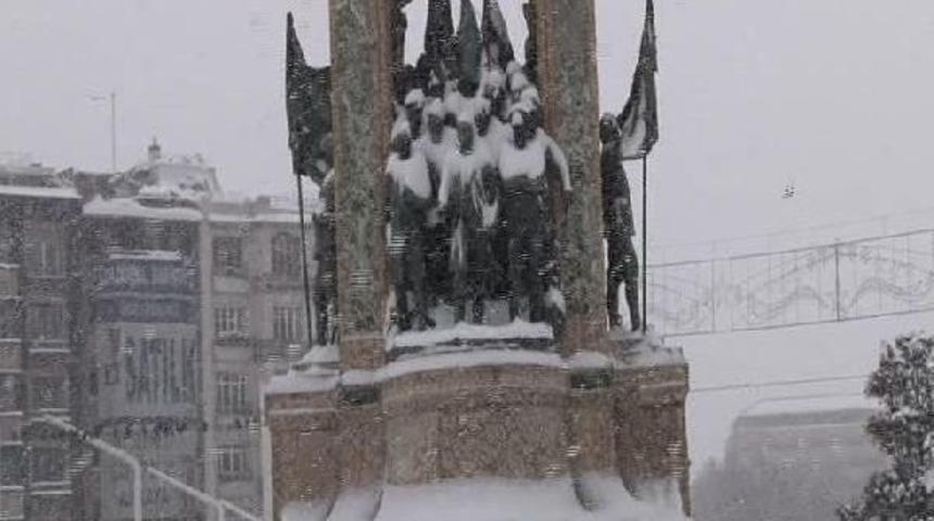 Taksim'de "kar" Selfiesi