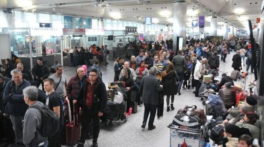 Atat&uuml;rk Havalimanı&rsquo;nda Yolcuların Bekleyişi S&uuml;r&uuml;yor