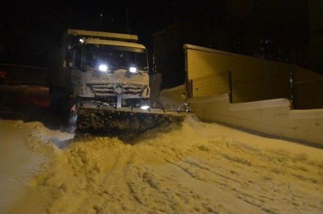 Karla Mücadele Çalışmaları İle Kaldırım Ve Yollar Temizlendi