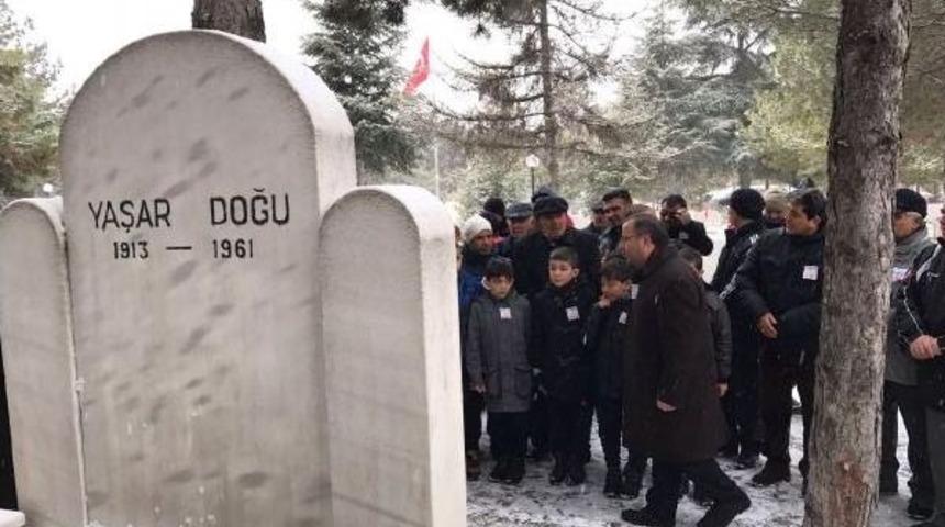 Yaşar Doğu Kabri Başında Anıldı