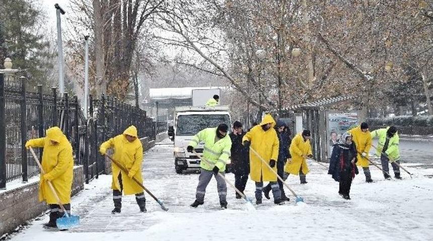 Başkent&rsquo;te Karla M&uuml;cadele Devam Ediyor