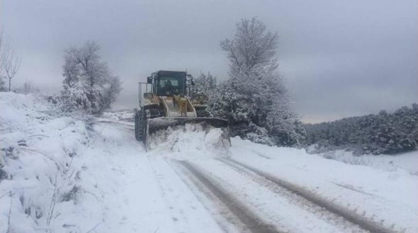 Manisa&rsquo;da Karla M&uuml;cadele Ekipleri Gece-g&uuml;nd&uuml;z &Ccedil;alışıyor