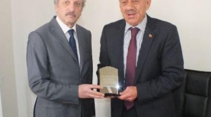 Aka Derneğinden Ağın Belediye Başkanı Serttaş&rsquo;a Plaket
