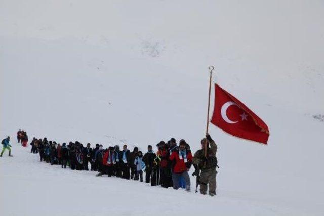 Van Ve Hakkari Ve Bitlis'te Binlerce Kişi Sarıkamış Şehitleri Için Yürüyüş