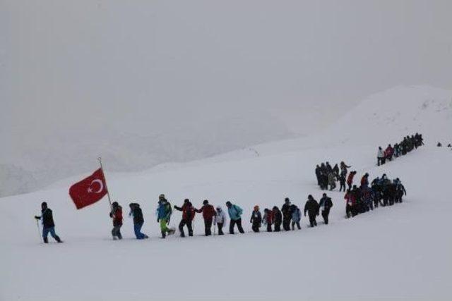 Van Ve Hakkari Ve Bitlis'te Binlerce Kişi Sarıkamış Şehitleri Için Yürüyüş