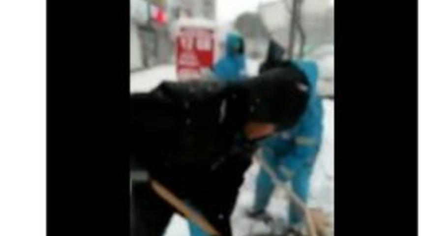 İş&ccedil;iler Hem T&uuml;rk&uuml; S&ouml;yledi Hem Kar Temizliği Yaptı