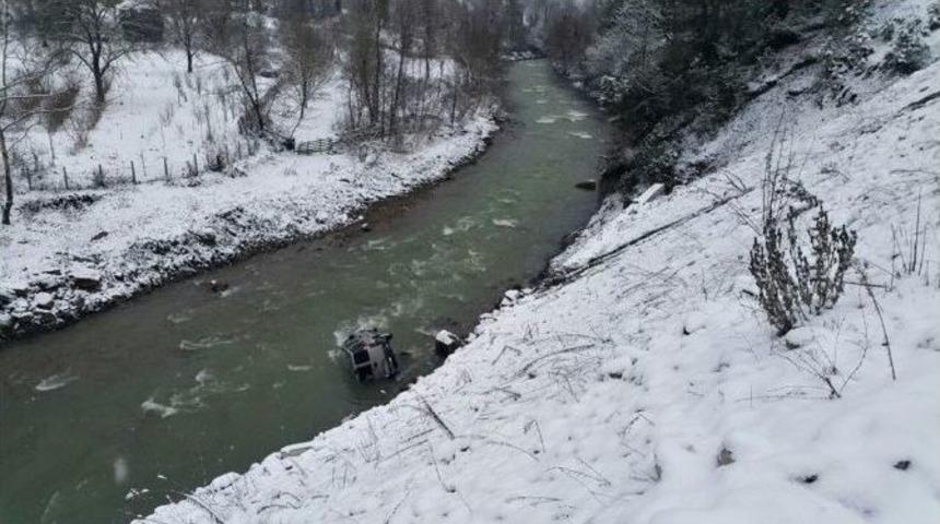 Karda Kayan Ara&ccedil; Irmağa U&ccedil;tu: 3 Yaralı