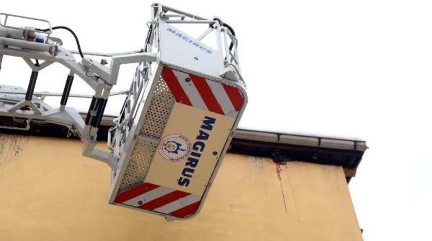 &Ccedil;atıya Ayağı Sıkışan G&uuml;vercini Itfaiye Kurtardı