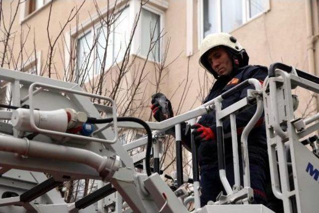 &Ccedil;atıya Ayağı Sıkışan G&uuml;vercini Itfaiye Kurtardı 1