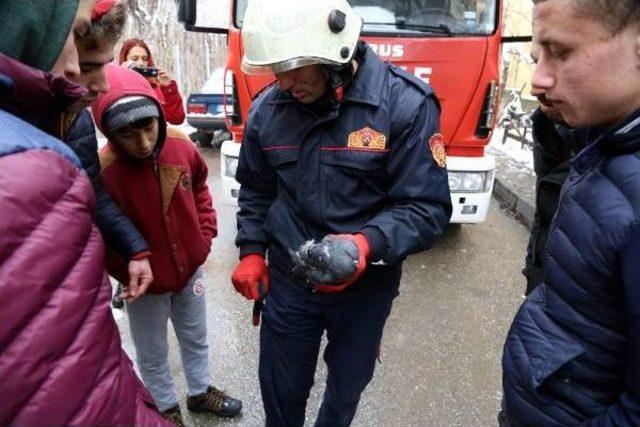 &Ccedil;atıya Ayağı Sıkışan G&uuml;vercini Itfaiye Kurtardı 3