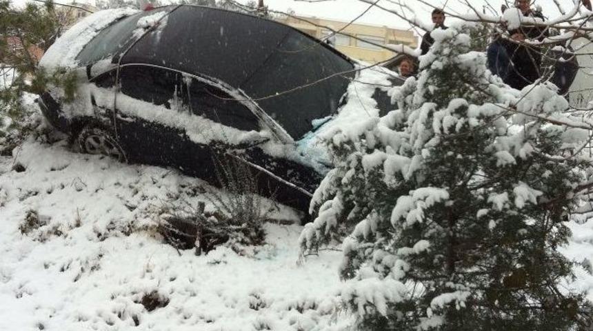Yol Kenarına Uçan Araç, Alt Yola Düşmekten Son Dakikada Kurtarıldı