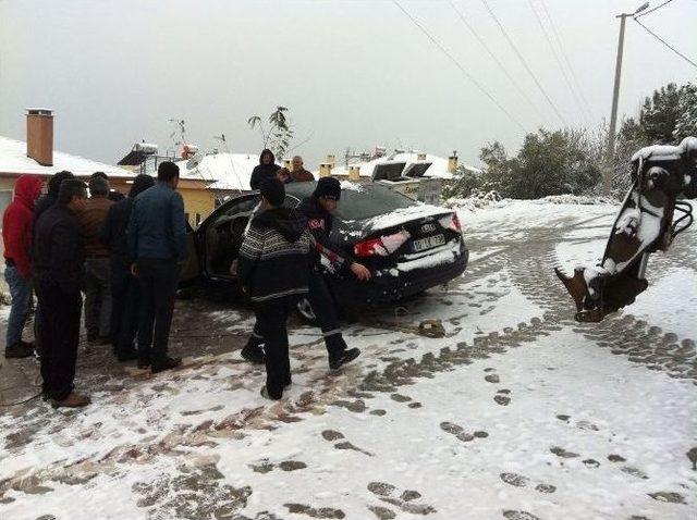 Yol Kenarına Uçan Araç, Alt Yola Düşmekten Son Dakikada Kurtarıldı