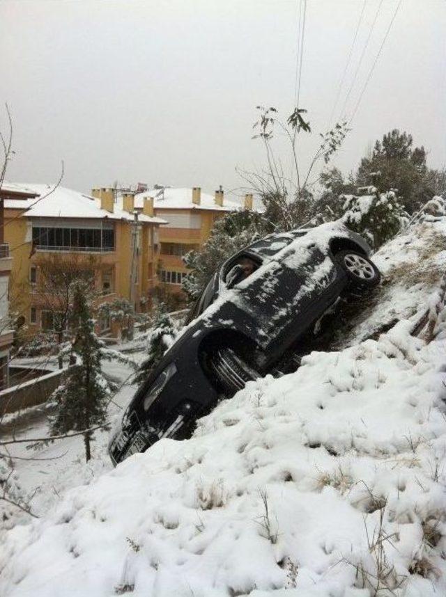 Yol Kenarına Uçan Araç, Alt Yola Düşmekten Son Dakikada Kurtarıldı