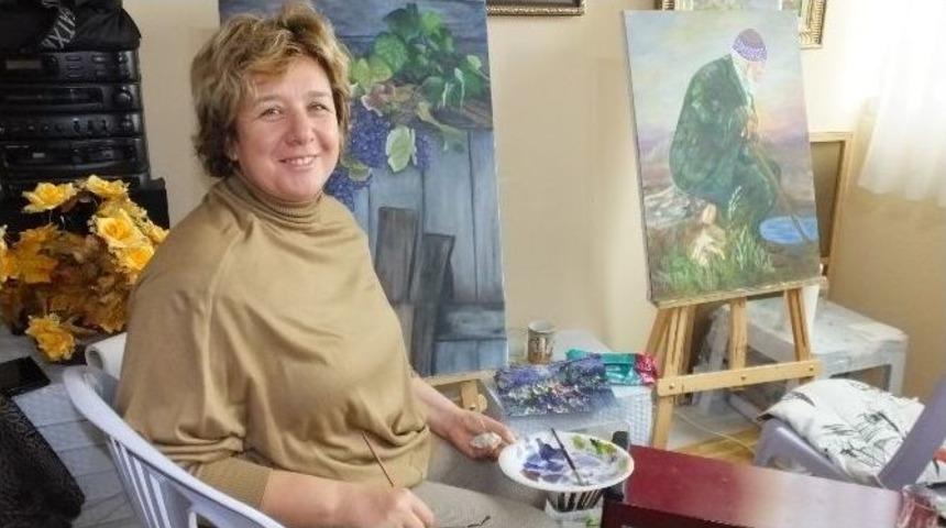 Burhaniye&rsquo;de Kadınlar Evde Yemek, At&ouml;lyede Resim Yapıyorlar