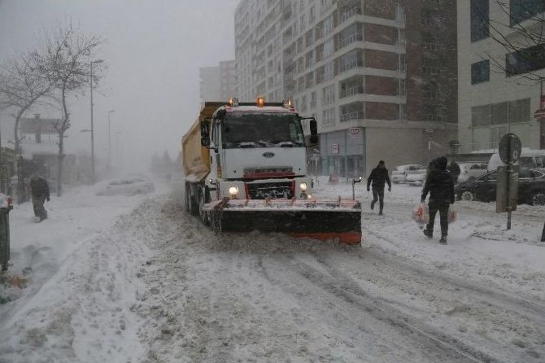 Belediye Ekipleri Esenyurt&rsquo;u Kara Teslim Etmedi