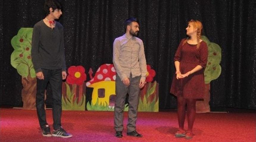 Elazığ&rsquo;da &rsquo;şarlo Mutlu&rsquo; Tiyatro Oyunu Sahnelendi