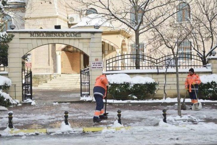 Maltepe’de Karla Mücadele Aralıksız Sürüyor G3