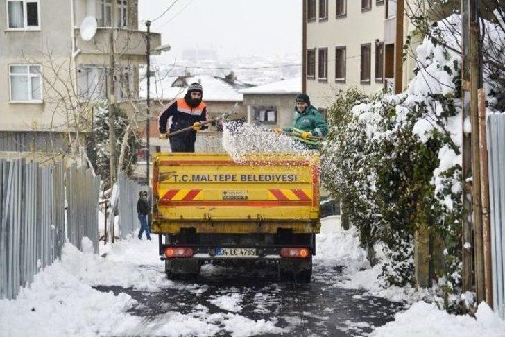 Maltepe’de Karla Mücadele Aralıksız Sürüyor G5