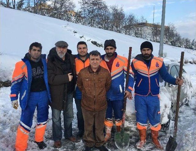 İbb Ekipleri, Yolda Kalan Araçlar İçin Seferber Oldu