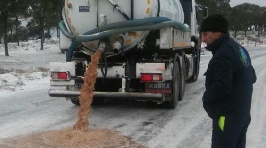 Balıkesir&rsquo;de Karla M&uuml;cadele Aralıksız S&uuml;r&uuml;yor