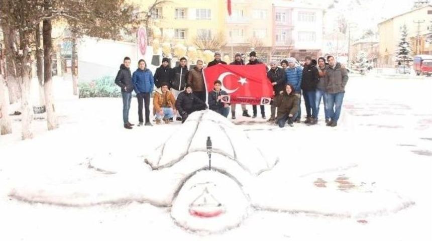 Ma&ccedil;ın Ertelenmesinin Ardından Futbolcular Kar Etkinliği D&uuml;zenledi