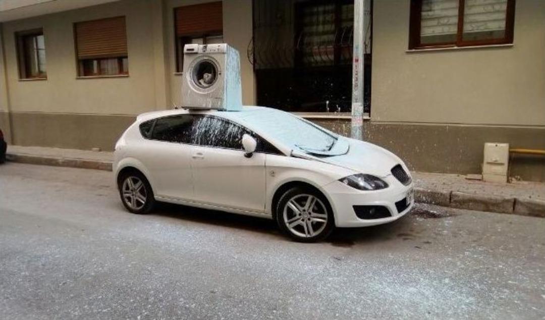 (&ouml;zel Haber) Arabanın &Uuml;zerine &Ccedil;amaşır Makinesi Attı