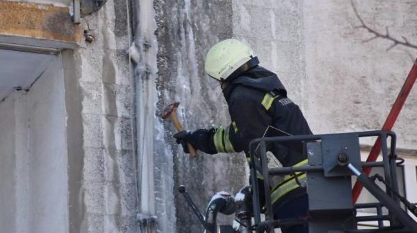 &Ccedil;orlu'da Kar Durdu, Buzları Itfaiye Temizledi