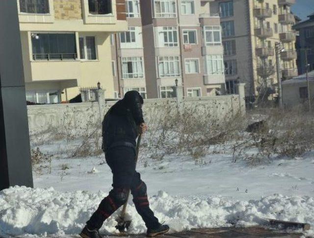 Çorlu'da Kar Durdu, Buzları Itfaiye Temizledi