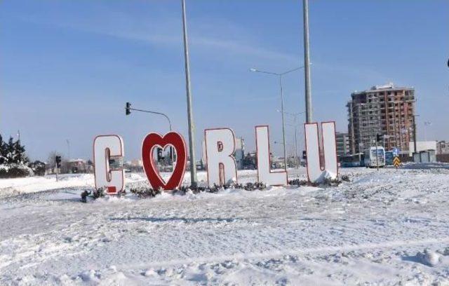 Çorlu'da Kar Durdu, Buzları Itfaiye Temizledi