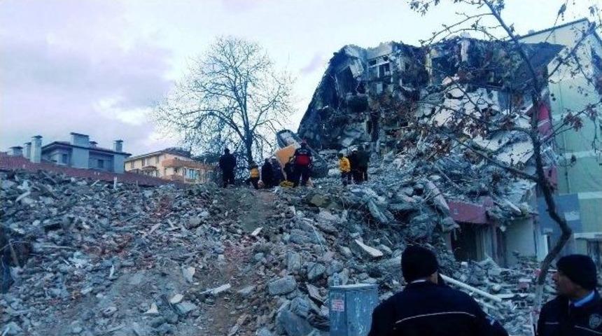 Yıkım &Ccedil;alışması Yapılan Bina &Ccedil;&ouml;kt&uuml; Operat&ouml;r Enkaz Altında Kaldı