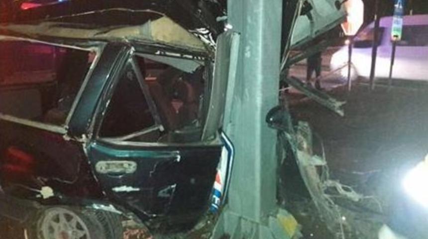 Kamyona &Ccedil;arpan Otomobil İkiye B&ouml;l&uuml;nd&uuml;: 1 &Ouml;l&uuml;, 1 Yaralı