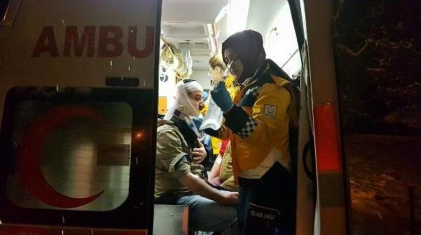 Otomobil Buzlanan Yolda Kaydı: 5 Yaralı