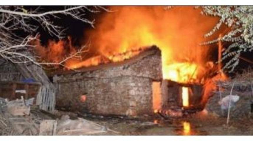 İspir&rsquo;de 3 Ev Ve 4 Ahır K&uuml;l Oldu