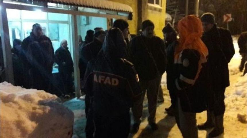 Karlı Yolda Mahsur Kalan Yolcular Kurtarıldı