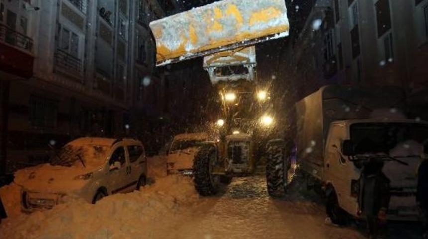 Hasta Bebek Karla Kapanan Yoldan Iş Makinesi Eşliğinde Hastaneye G&ouml;t&uuml;r&uuml;ld&uuml;