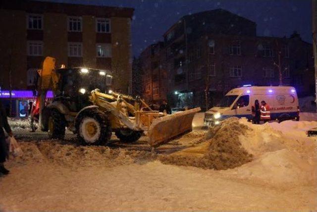 Hasta Bebek Karla Kapanan Yoldan Iş Makinesi Eşliğinde Hastaneye Götürüldü