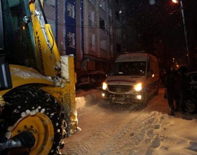 Hasta Bebek Karla Kapanan Yoldan Iş Makinesi Eşliğinde Hastaneye Götürüldü