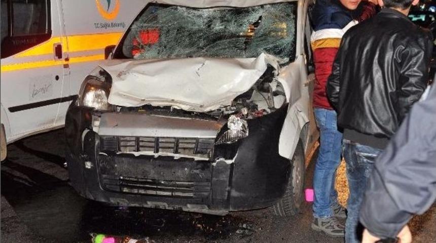 İzmir&rsquo;de Trafik Kazası: 2 Yaralı