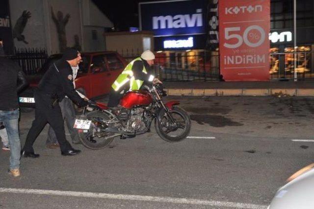 Hafif Ticari Ara&ccedil; Motosiklete &Ccedil;arptı: 2 Yaralı 2