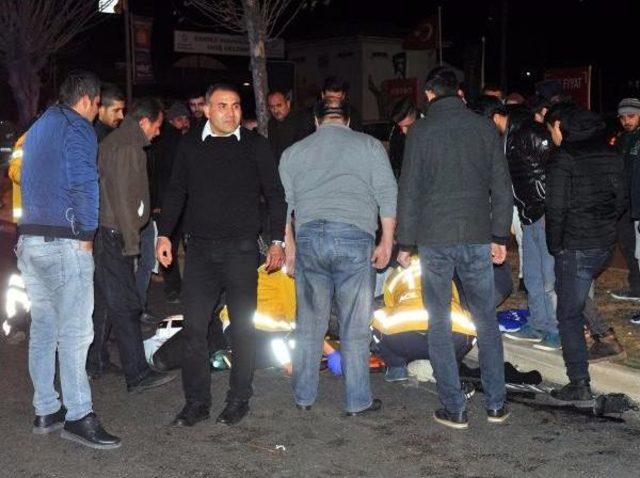 Hafif Ticari Ara&ccedil; Motosiklete &Ccedil;arptı: 2 Yaralı 3