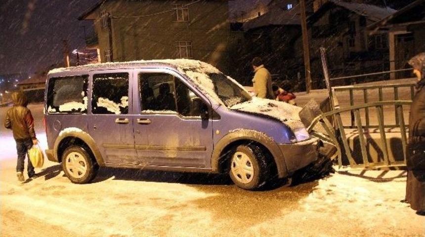 Buzlanan Yollarda S&uuml;r&uuml;c&uuml;ler Zor Anlar Yaşadı