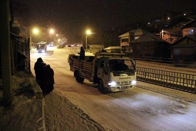 Buzlanan Yollarda S&uuml;r&uuml;c&uuml;ler Zor Anlar Yaşadı 1