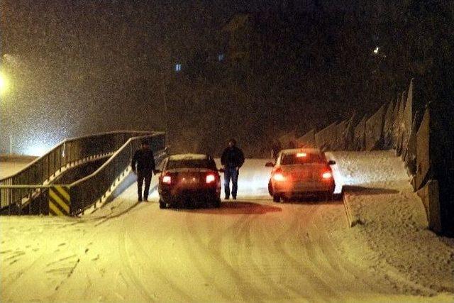 Buzlanan Yollarda S&uuml;r&uuml;c&uuml;ler Zor Anlar Yaşadı 2