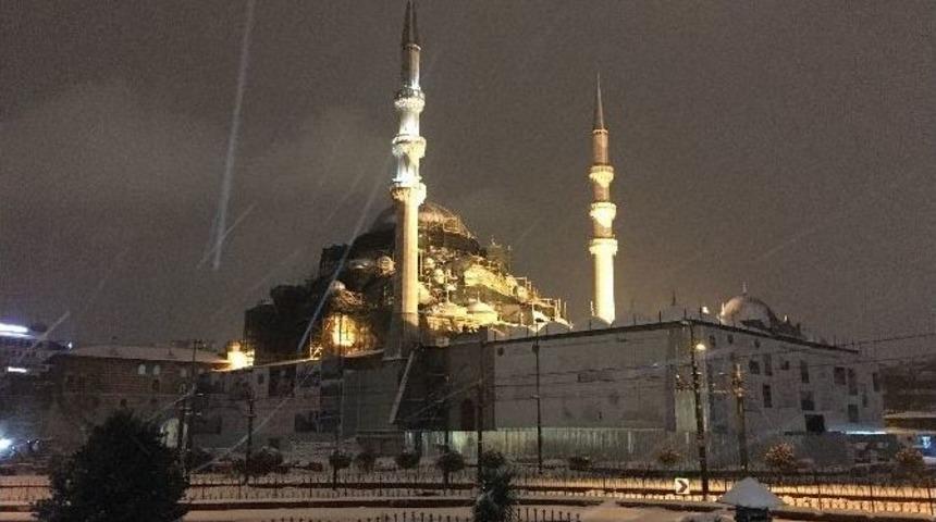 İstanbul&rsquo;u Etkisi Altına Alan Kar Yağışı S&uuml;r&uuml;yor