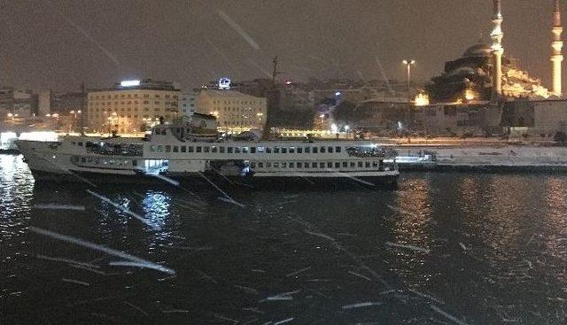 İstanbul’u Etkisi Altına Alan Kar Yağışı Sürüyor