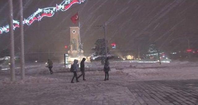 İstanbul'da Kar Yağışı Bu Gece De Etkili Oldu