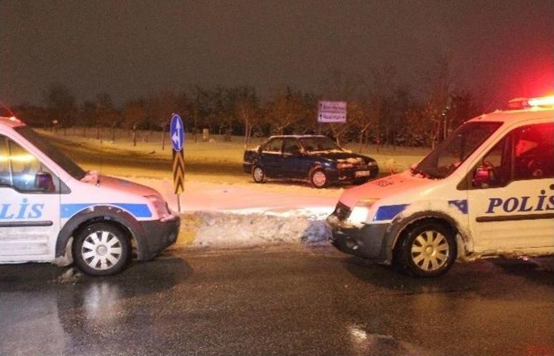 Dur İhtarına Uymayarak Ters Y&ouml;nden Giden S&uuml;r&uuml;c&uuml; Polisi Alarma Ge&ccedil;irdi