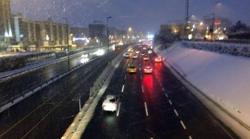 Buzlanma Nedeniyle S&uuml;r&uuml;c&uuml;ler Zor Anlar Yaşadı