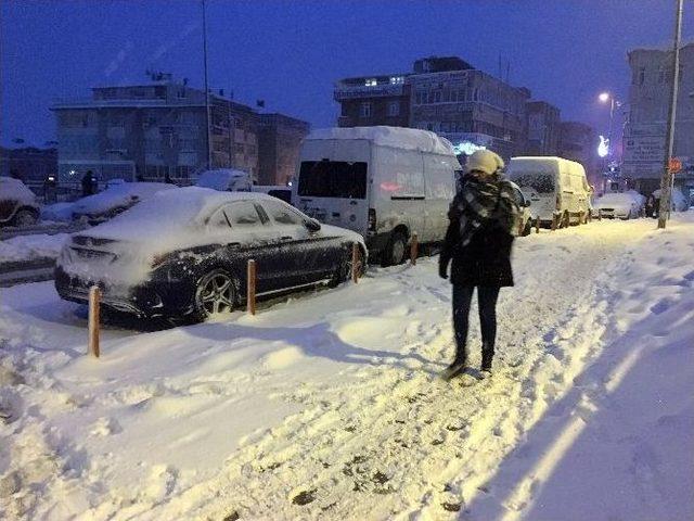 Buzlanma Nedeniyle Sürücüler Zor Anlar Yaşadı