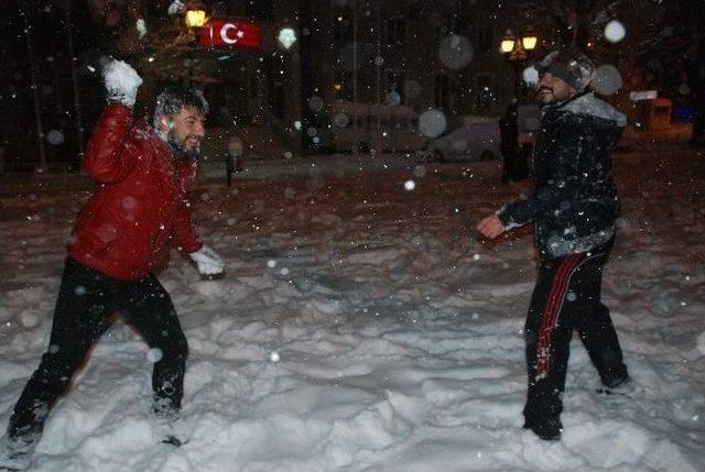 Tokat’ta Kar Esareti Eğlenceye Dönüştü